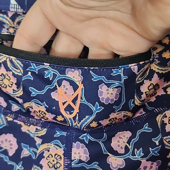 MinkPink Edorphins 3/4 leggings in Multi size M - Picture 6 of 12